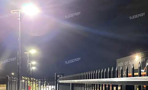 领锐 120W 一体式太阳能路灯点亮美国购物停车场的夜空