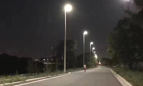 50瓦大功率一体化太阳能路灯安装在河道