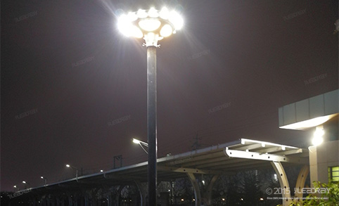 领锐 的 15w LED 太阳能花园灯在庭院安装后获得客户的高度评价