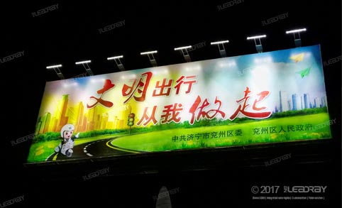领锐 的一体化太阳能 LED 广告牌灯在 18x6M 户外广告牌上呈现神奇的灯光效果