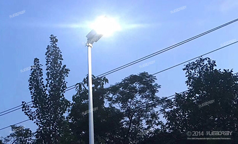 定制一体化路灯已轻松安装在菲律宾村路