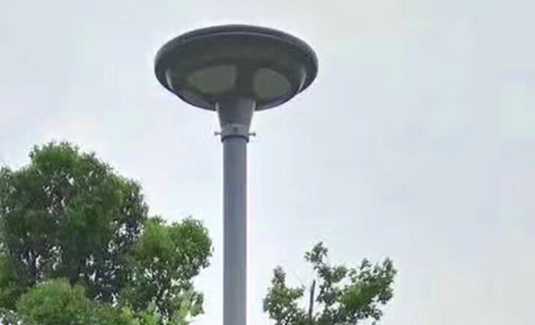 我们的毛里求斯客户对我们的15W太阳能LED庭院灯的灯光效果非常满意，并对我们的产品开发团队给予了高度评价