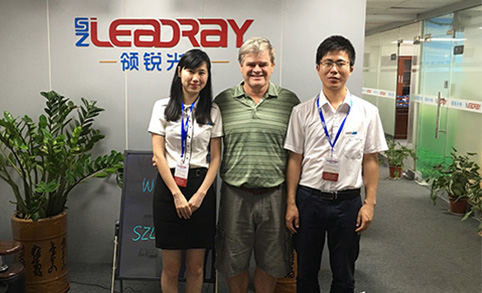 加拿大客户于4月27日来访，并在我们的展厅查看其定制调整太阳能路灯样品
