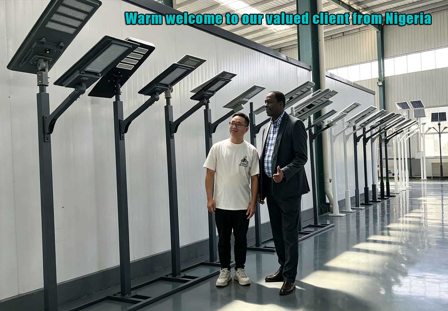 热烈欢迎来自尼日利亚的尊贵客户！贵宾参观了我们的展厅、太阳能灯具展示区和太阳能电池板展览区。